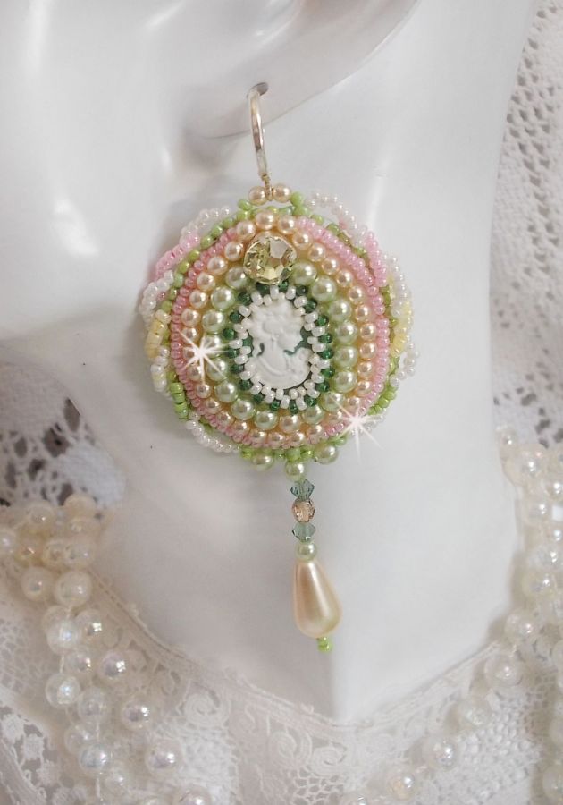 BO Anisse bordada com cabochons de resina com retratos de mulheres, contas de sementes e cristais Swarovski