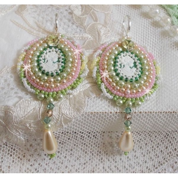 BO Anisse bordada com cabochons de resina com retratos de mulheres, contas de sementes e cristais Swarovski