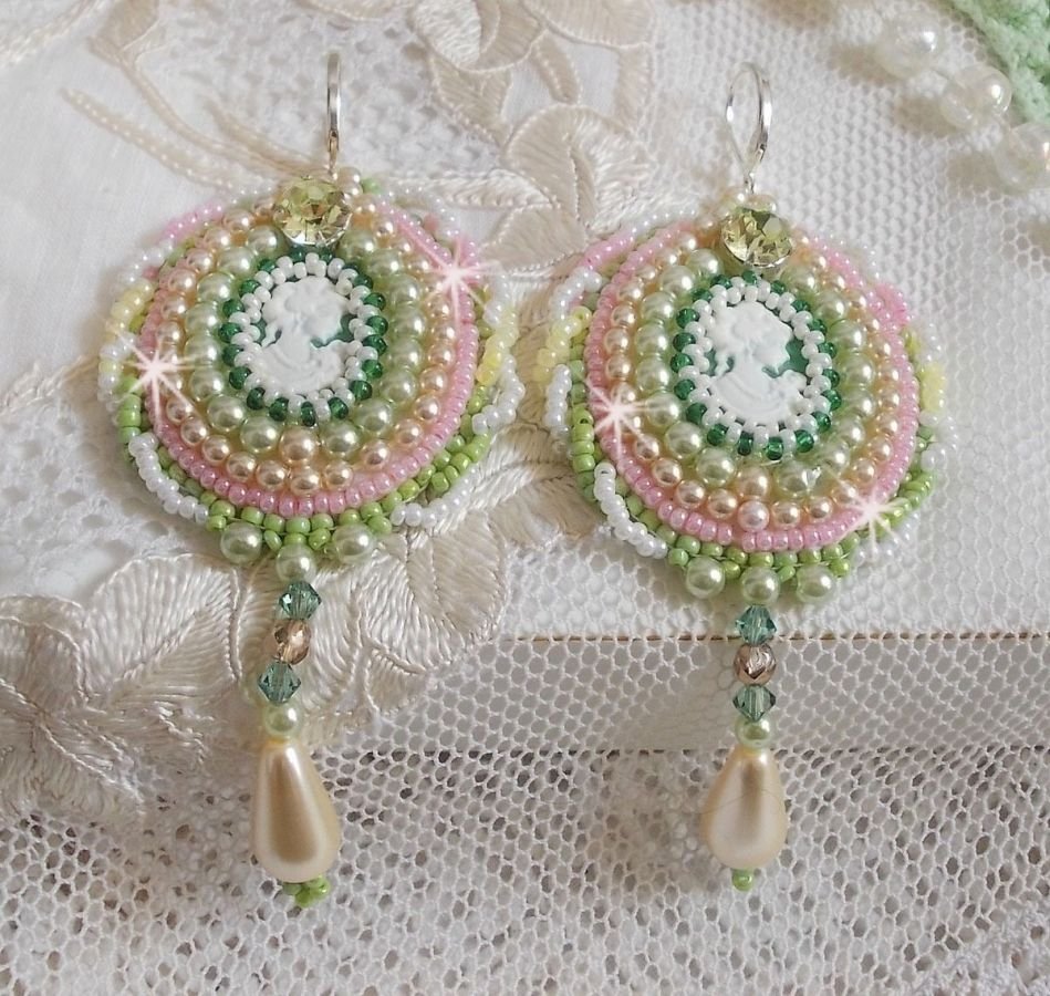 BO Anisse bordada com cabochons de resina com retratos de mulheres, contas de sementes e cristais Swarovski