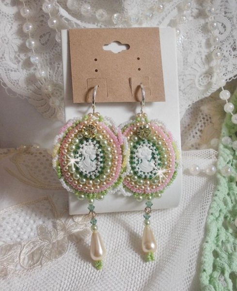 BO Anisse bordada com cabochons de resina com retratos de mulheres, contas de sementes e cristais Swarovski