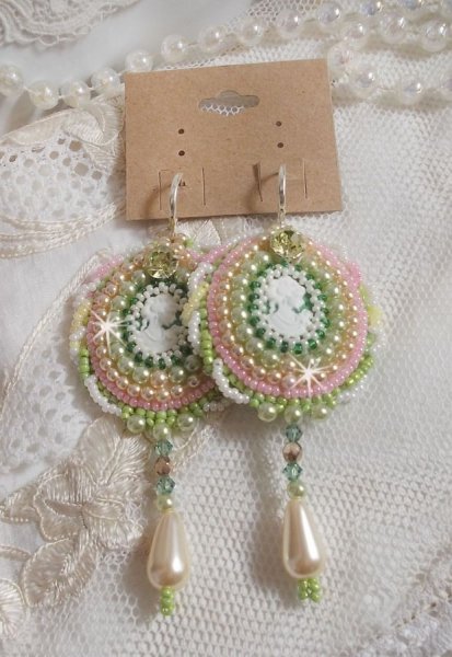 BO Anisse bordada com cabochons de resina com retratos de mulheres, contas de sementes e cristais Swarovski