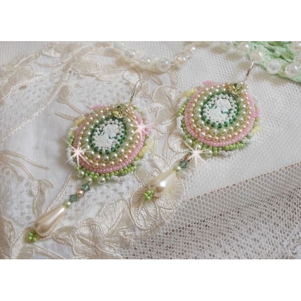 BO Anisse bordada com cabochons de resina com retratos de mulheres, contas de sementes e cristais Swarovski