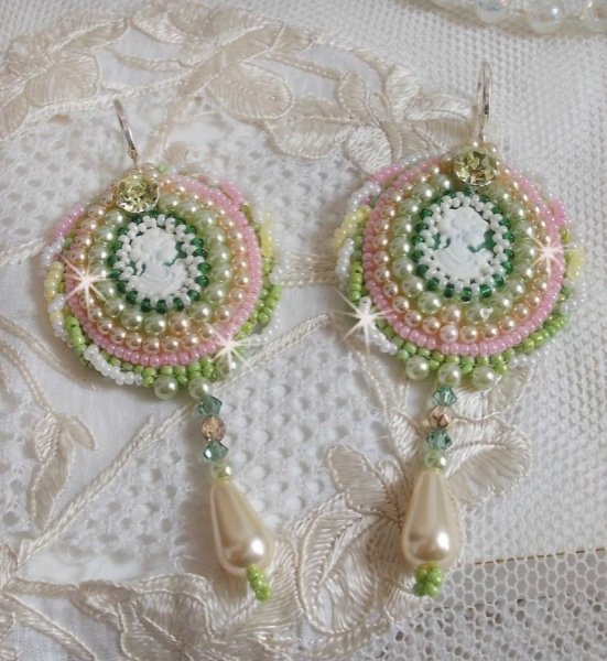 BO Anisse bordada com cabochons de resina com retratos de mulheres, contas de sementes e cristais Swarovski