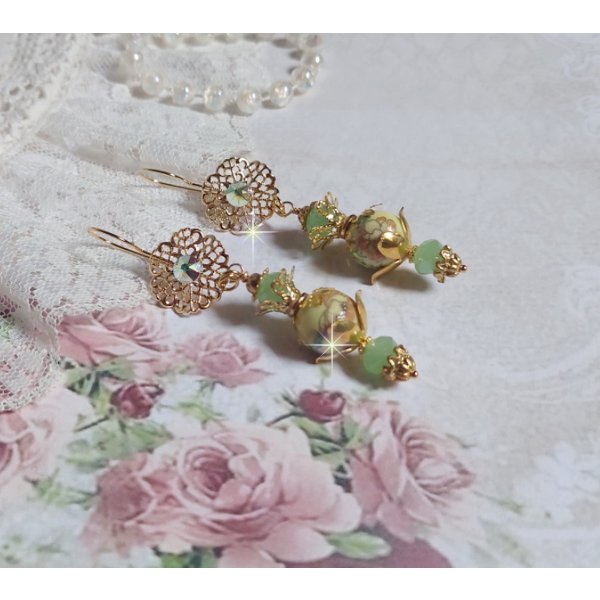 BO An&eacute;mone du Japon mont&eacute;es avec des perles en c&eacute;ramiques fleuries, perles aplaties facett&eacute;es en verre de boh&egrave;me couleur Tilleul, strass en Cristal AB, coupelles, calottes avec des crochets estampes 