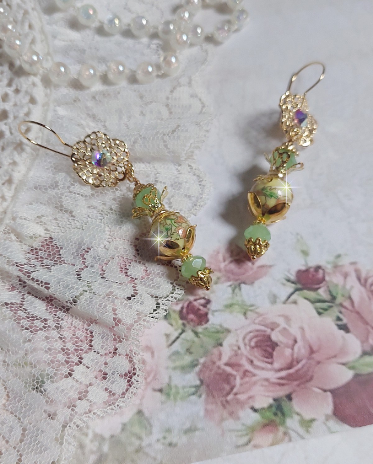 BO Anémone du Japon montées avec des perles en céramiques fleuries, perles aplaties facettées en verre de bohème couleur Tilleul, strass en Cristal AB, coupelles, calottes avec des crochets estampes 