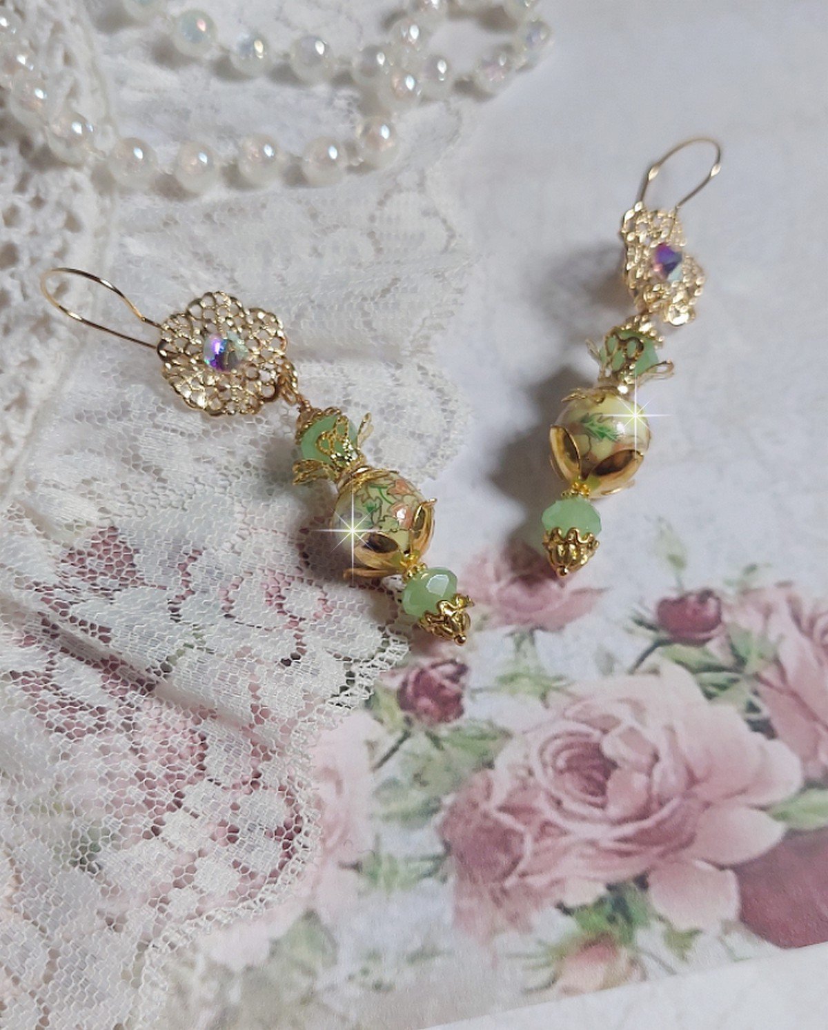 BO An&eacute;mone du Japon mont&eacute;es avec des perles en c&eacute;ramiques fleuries, perles aplaties facett&eacute;es en verre de boh&egrave;me couleur Tilleul, strass en Cristal AB, coupelles, calottes avec des crochets estampes 