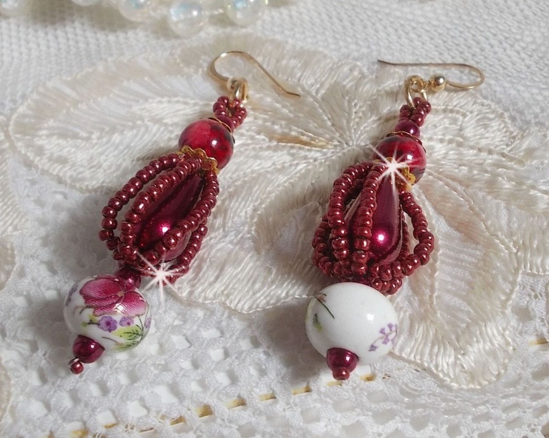 BO Art'D montado com contas de porcelana, contas de pérolas, contas de sementes Miyuki e ganchos para as orelhas cheias de ouro de 14 quilates.