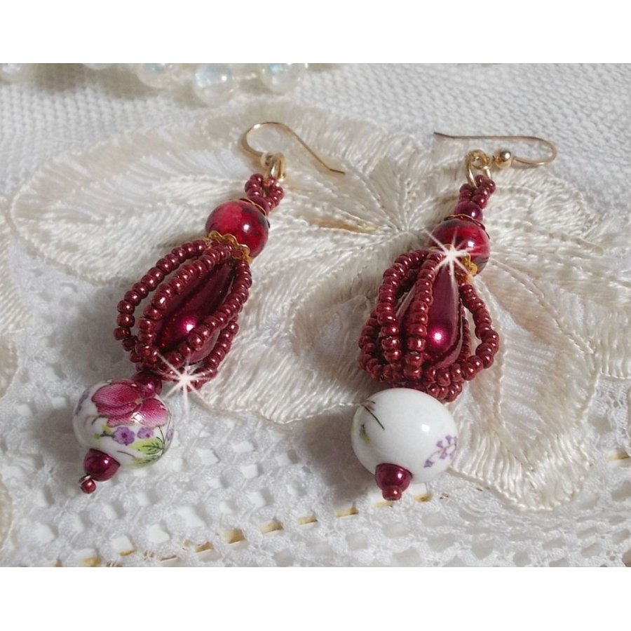 BO Art'D montado com contas de porcelana, contas de pérolas, contas de sementes Miyuki e ganchos para as orelhas cheias de ouro de 14 quilates.