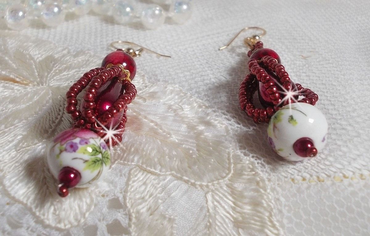 BO Art'D montado com contas de porcelana, contas de pérolas, contas de sementes Miyuki e ganchos para as orelhas cheias de ouro de 14 quilates.