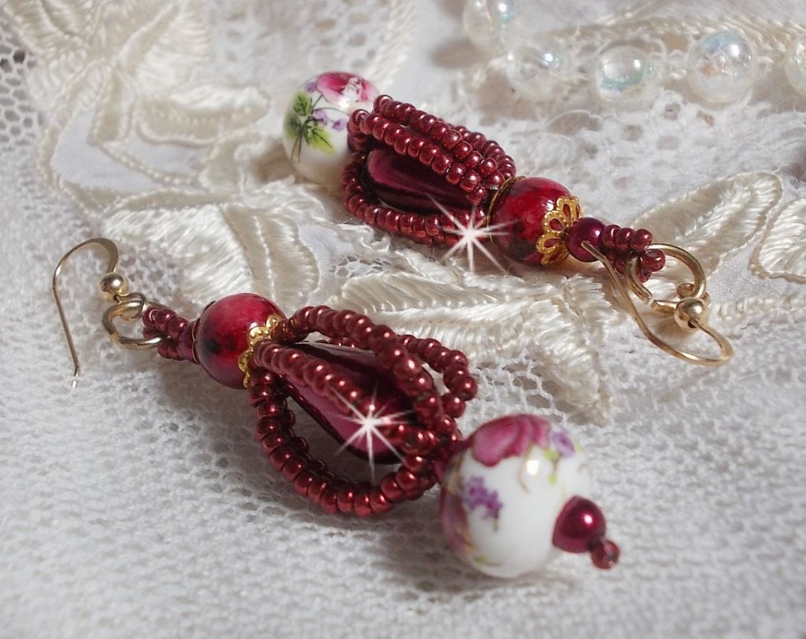 BO Art'D montado com contas de porcelana, contas de pérolas, contas de sementes Miyuki e ganchos para as orelhas cheias de ouro de 14 quilates.