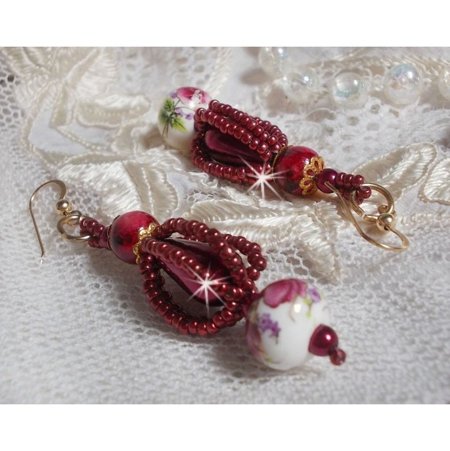 BO Art'D montado com contas de porcelana, contas de pérolas, contas de sementes Miyuki e ganchos para as orelhas cheias de ouro de 14 quilates.