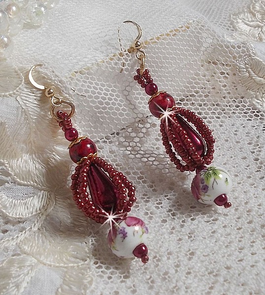 BO Art'D montado com contas de porcelana, contas de p&eacute;rolas, contas de sementes Miyuki e ganchos para as orelhas cheias de ouro de 14 quilates.