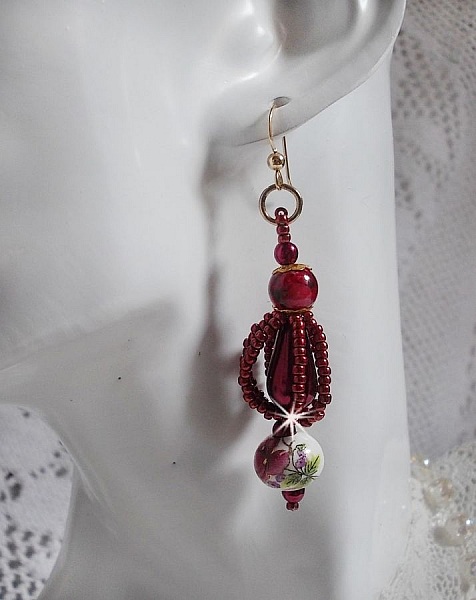 BO Art'D montado com contas de porcelana, contas de p&eacute;rolas, contas de sementes Miyuki e ganchos para as orelhas cheias de ouro de 14 quilates.