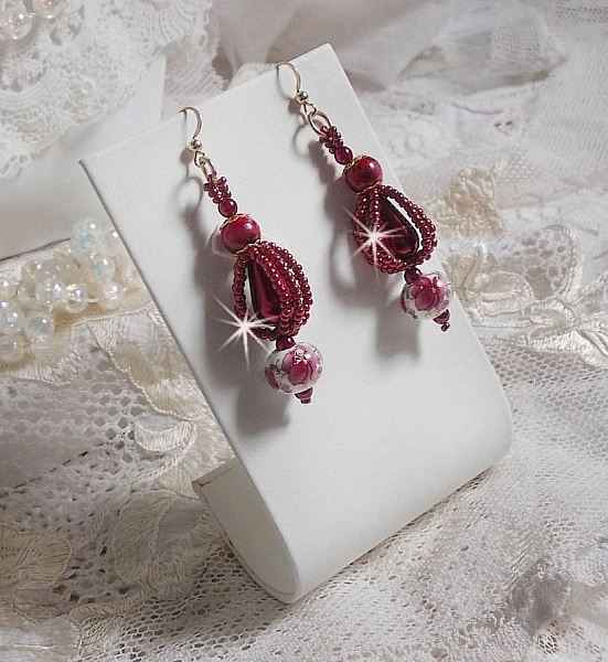 BO Art'D montado com contas de porcelana, contas de p&eacute;rolas, contas de sementes Miyuki e ganchos para as orelhas cheias de ouro de 14 quilates.