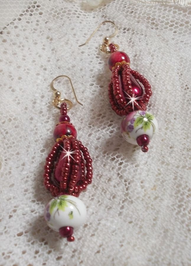 BO Art'D montado com contas de porcelana, contas de pérolas, contas de sementes Miyuki e ganchos para as orelhas cheias de ouro de 14 quilates.