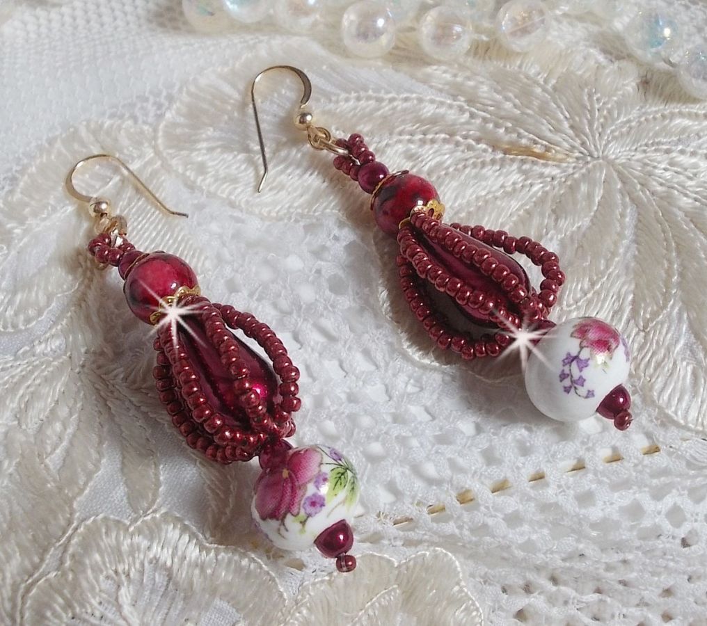 BO Art'D montado com contas de porcelana, contas de pérolas, contas de sementes Miyuki e ganchos para as orelhas cheias de ouro de 14 quilates.