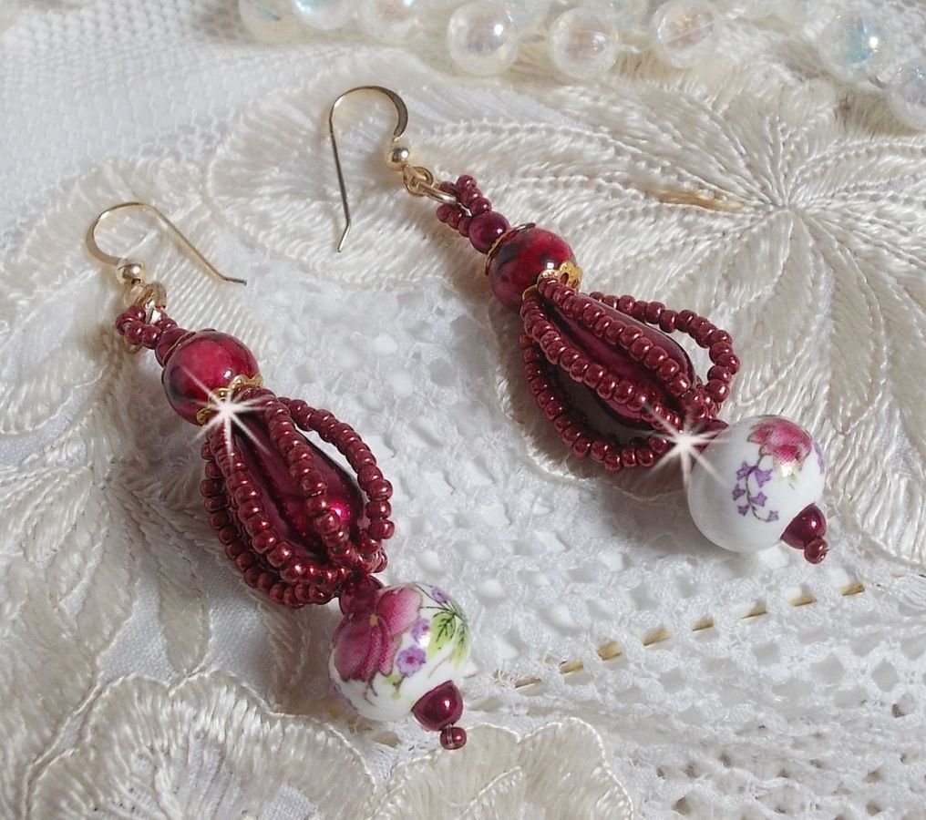 BO Art'D montado com contas de porcelana, contas de pérolas, contas de sementes Miyuki e ganchos para as orelhas cheias de ouro de 14 quilates.