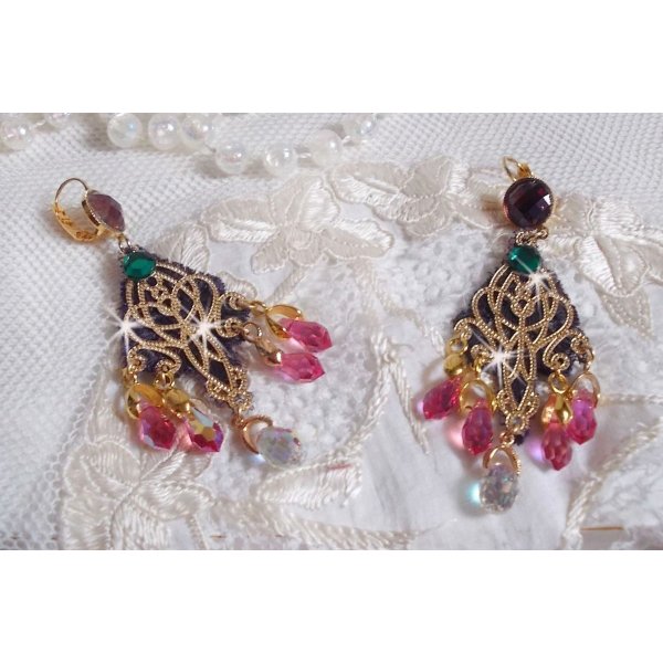 BO Asiane criada com gotas de cristal Swarovski, rendas Violeta dos anos 50 e contas de vidro
