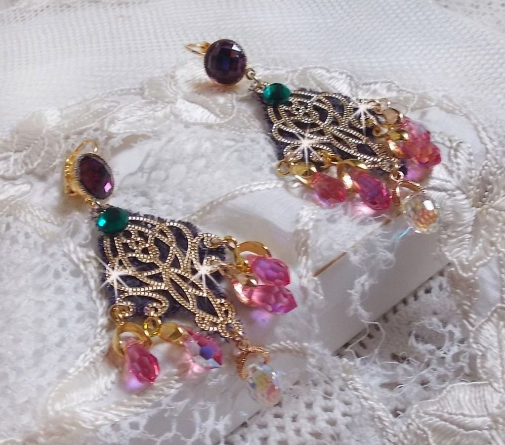 BO Asiane criada com gotas de cristal Swarovski, rendas Violeta dos anos 50 e contas de vidro