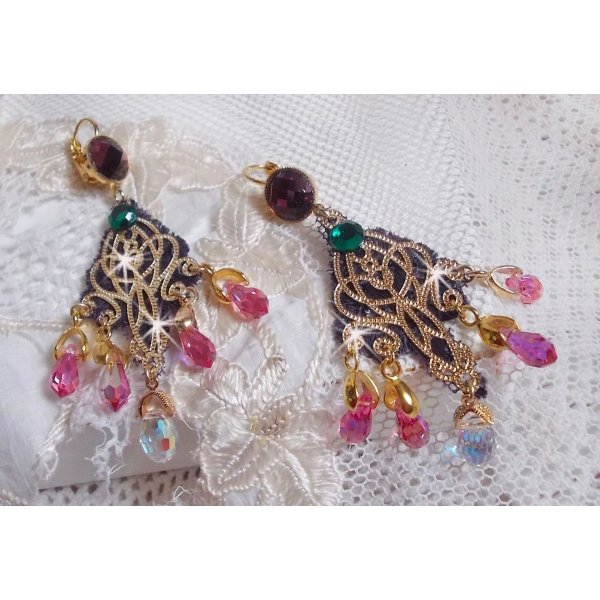 BO Asiane criada com gotas de cristal Swarovski, rendas Violeta dos anos 50 e contas de vidro