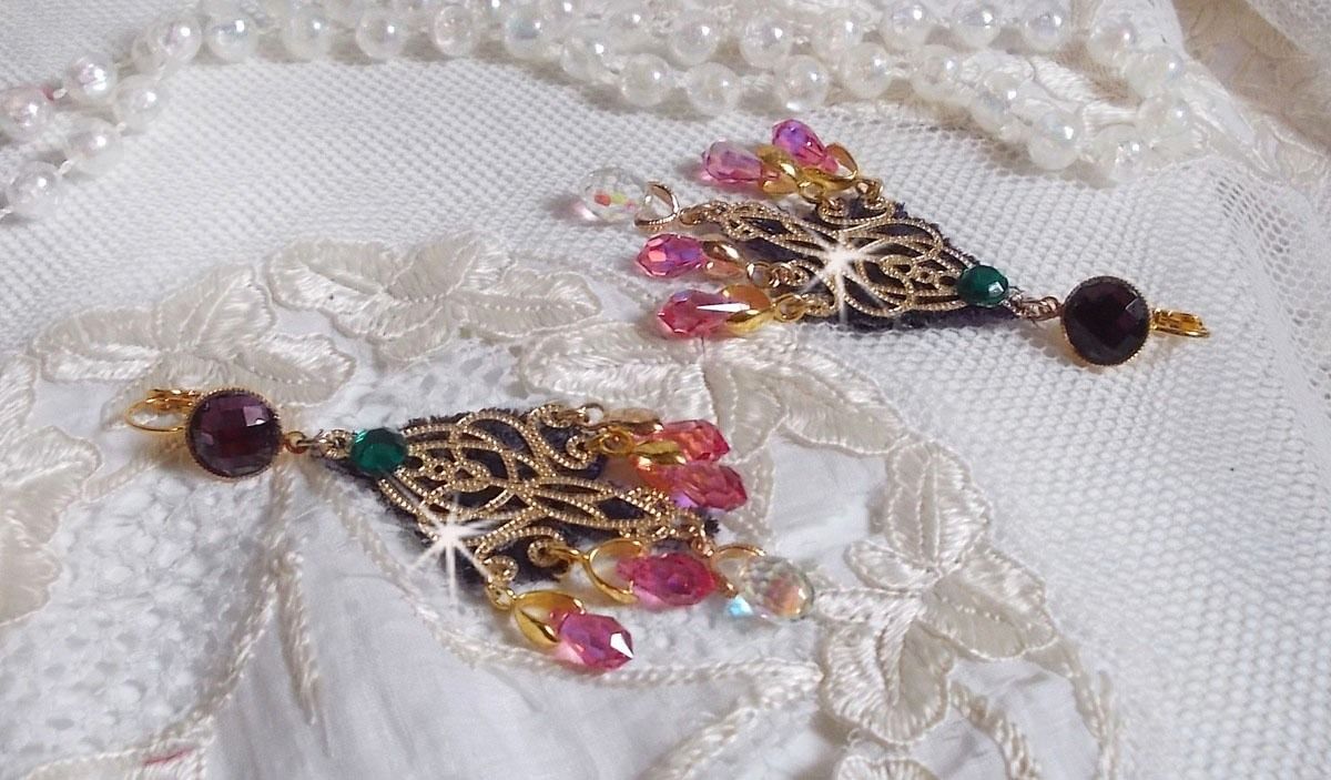 BO Asiane criada com gotas de cristal Swarovski, rendas Violeta dos anos 50 e contas de vidro