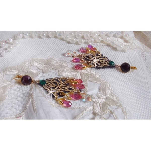 BO Asiane criada com gotas de cristal Swarovski, rendas Violeta dos anos 50 e contas de vidro