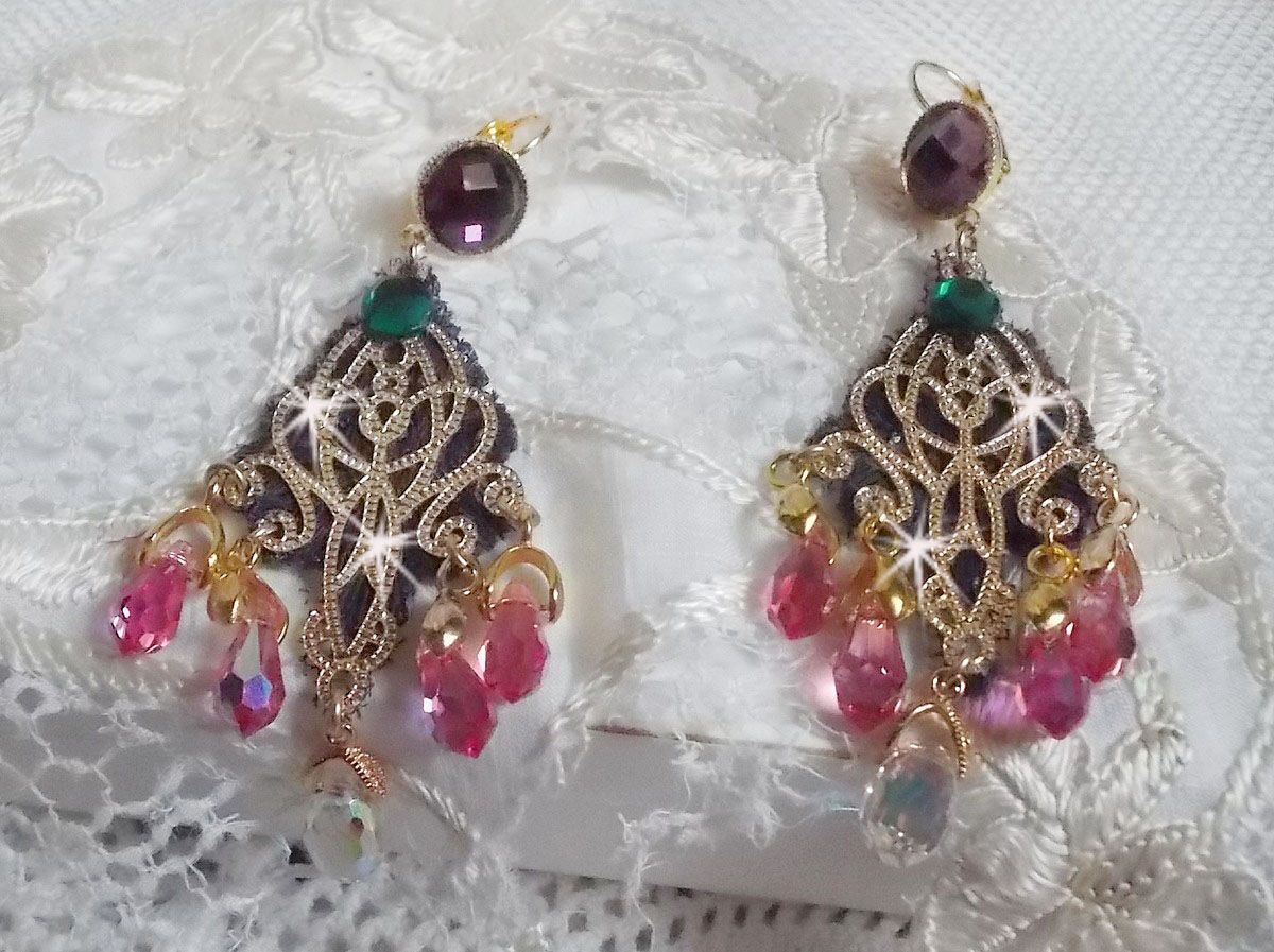 BO Asiane criada com gotas de cristal Swarovski, rendas Violeta dos anos 50 e contas de vidro