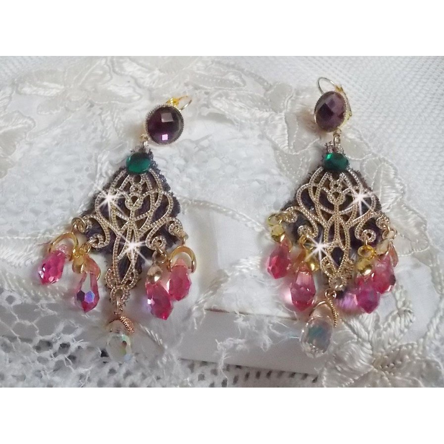 BO Asiane criada com gotas de cristal Swarovski, rendas Violeta dos anos 50 e contas de vidro