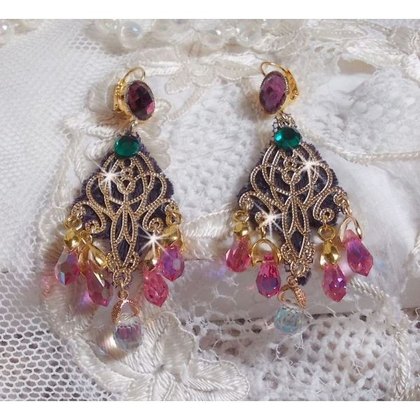 BO Asiane criada com gotas de cristal Swarovski, rendas Violeta dos anos 50 e contas de vidro