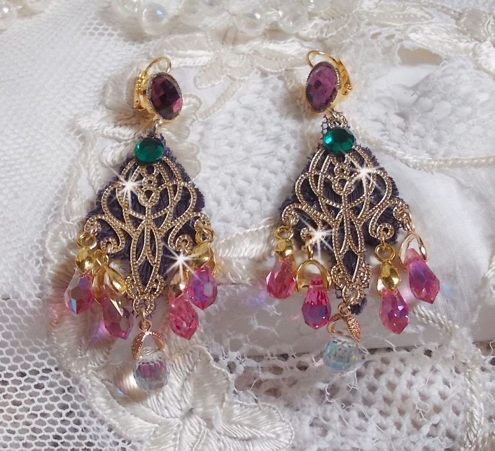 BO Asiane criada com gotas de cristal Swarovski, rendas Violeta dos anos 50 e contas de vidro