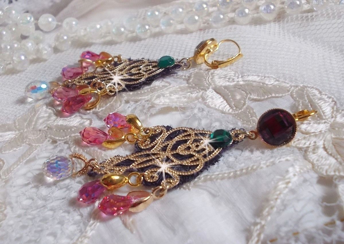 BO Asiane criada com gotas de cristal Swarovski, rendas Violeta dos anos 50 e contas de vidro