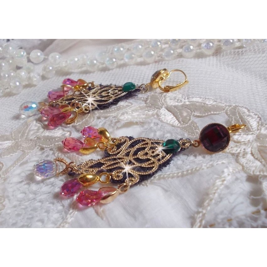 BO Asiane criada com gotas de cristal Swarovski, rendas Violeta dos anos 50 e contas de vidro
