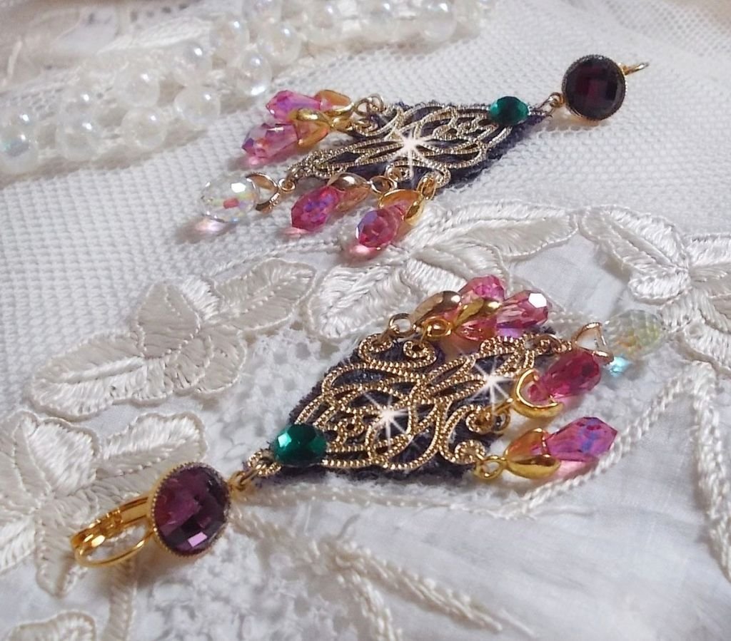 BO Asiane criada com gotas de cristal Swarovski, rendas Violeta dos anos 50 e contas de vidro