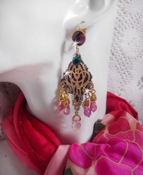 BO Asiane criada com gotas de cristal Swarovski, rendas Violeta dos anos 50 e contas de vidro