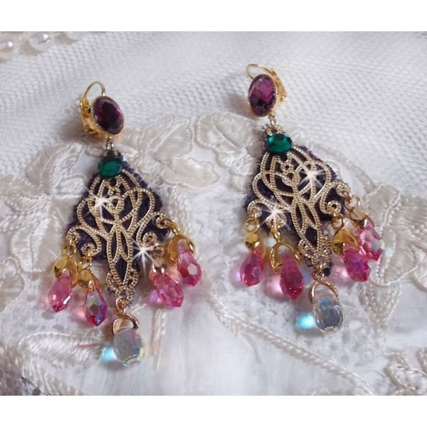 BO Asiane criada com gotas de cristal Swarovski, rendas Violeta dos anos 50 e contas de vidro