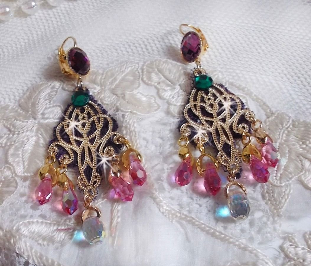 BO Asiane criada com gotas de cristal Swarovski, rendas Violeta dos anos 50 e contas de vidro