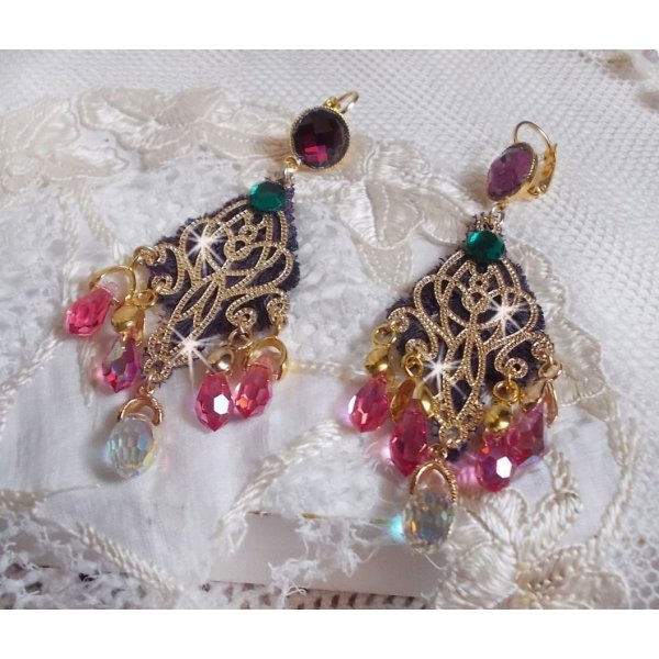 BO Asiane criada com gotas de cristal Swarovski, rendas Violeta dos anos 50 e contas de vidro