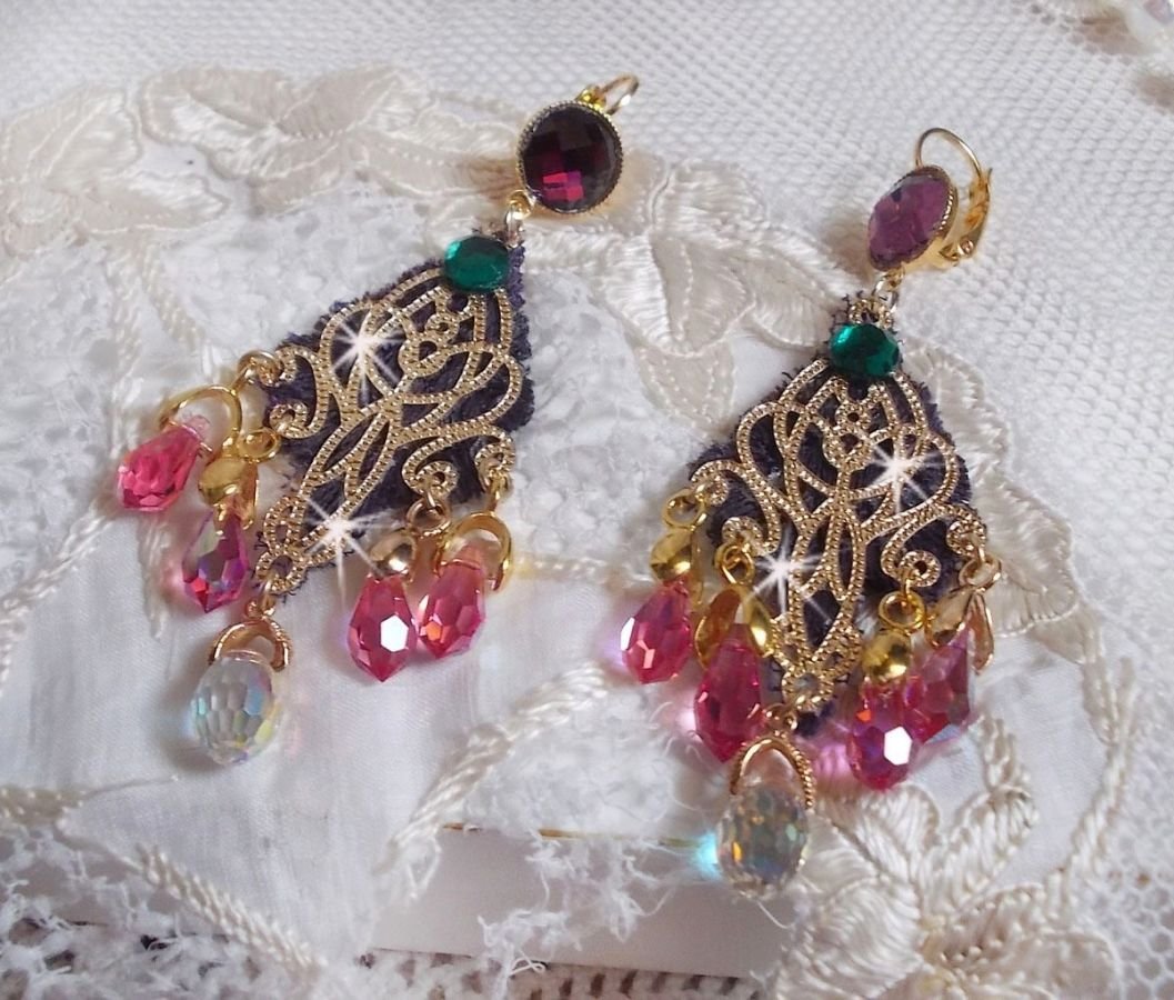 BO Asiane criada com gotas de cristal Swarovski, rendas Violeta dos anos 50 e contas de vidro