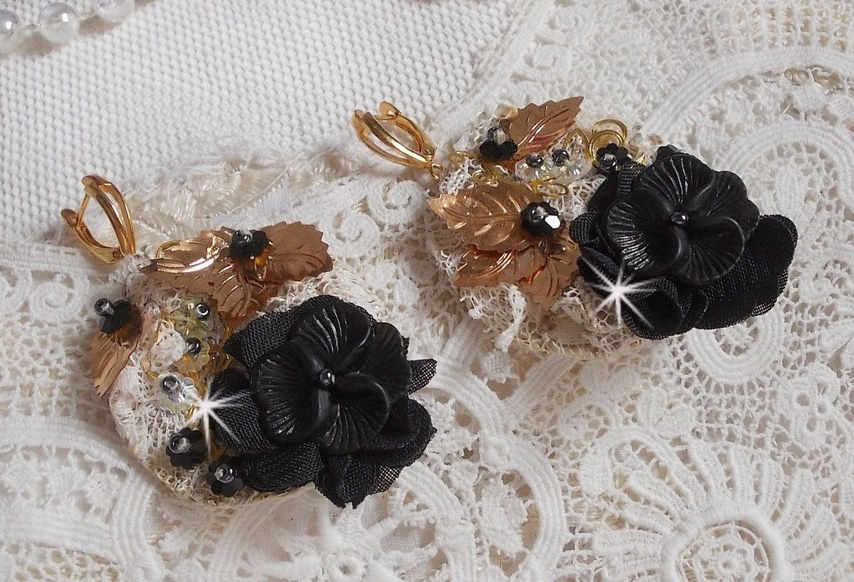 Apanhadores pretos e dourados Bordados ondulados com cristais Swarovski, flores de tecido e missangas de sementes.
