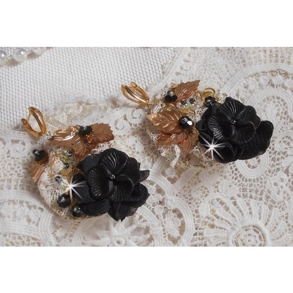 Apanhadores pretos e dourados Bordados ondulados com cristais Swarovski, flores de tecido e missangas de sementes.