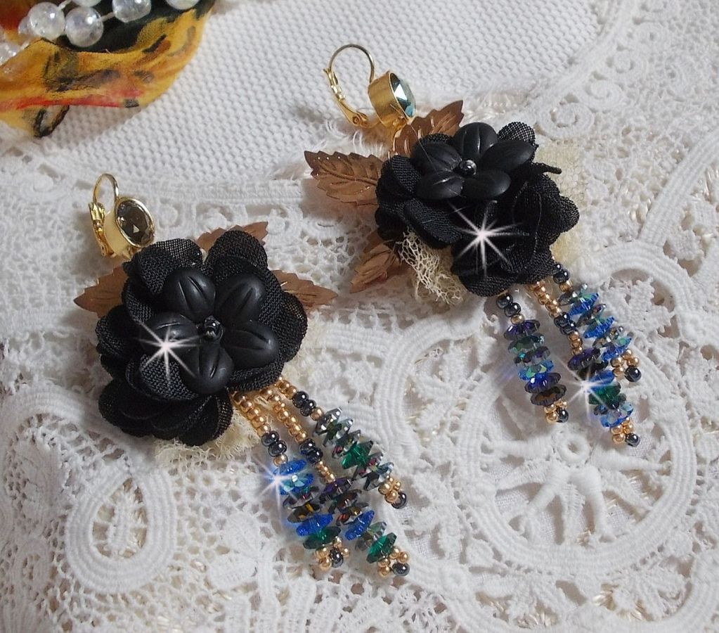 BO Borlas Preto e Ouro Dreamcatcher bordadas com renda fina e cristais Swarovski