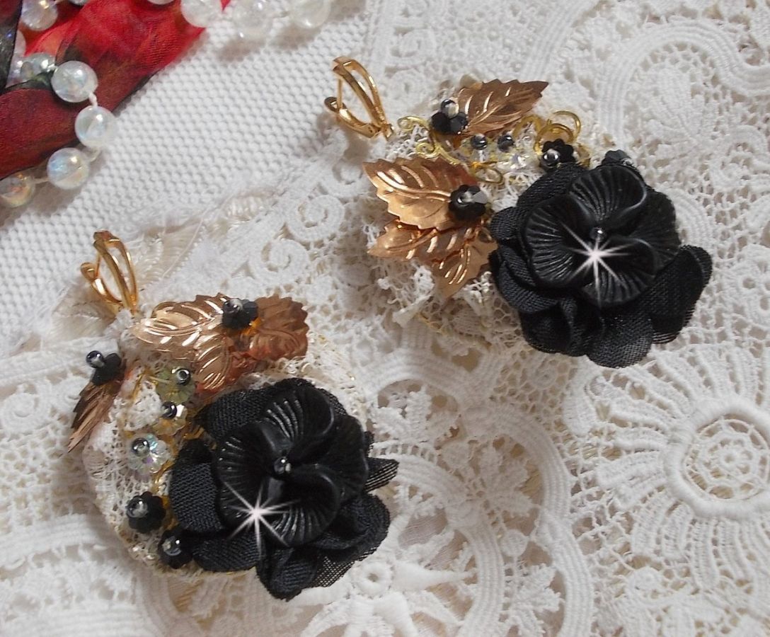 Apanhadores pretos e dourados Bordados ondulados com cristais Swarovski, flores de tecido e missangas de sementes.