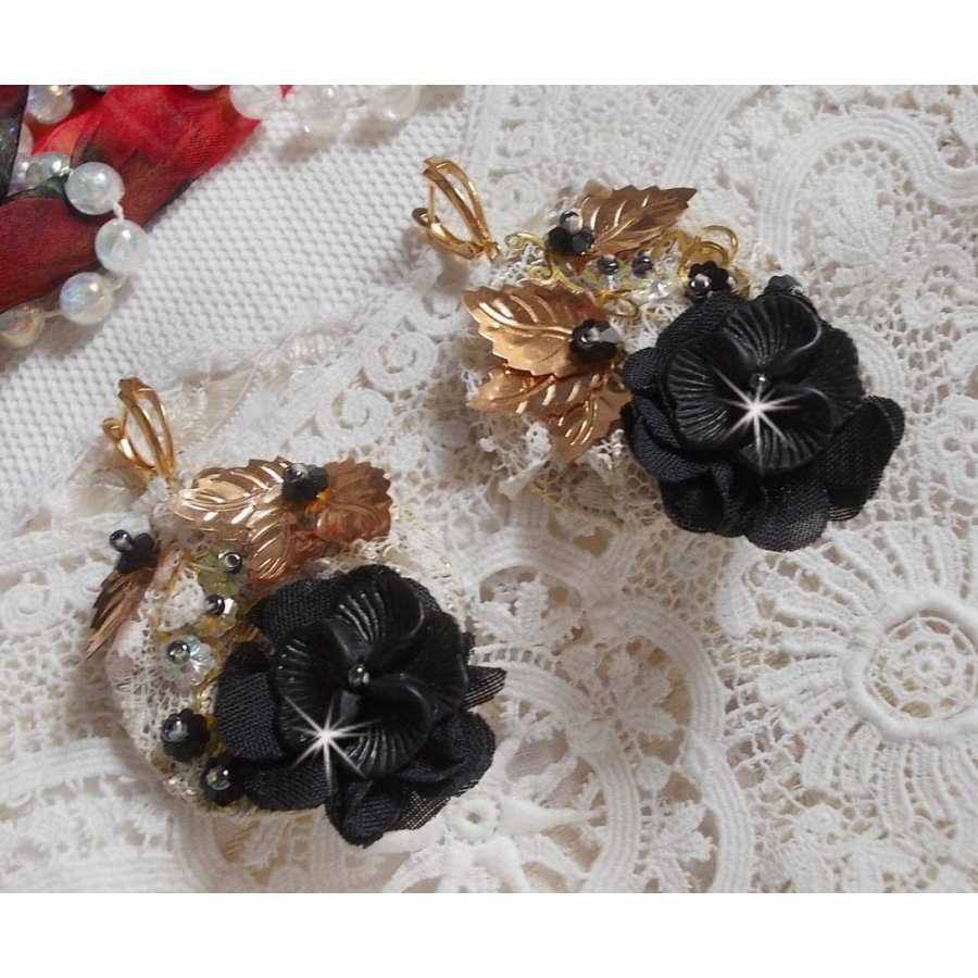 Apanhadores pretos e dourados Bordados ondulados com cristais Swarovski, flores de tecido e missangas de sementes.