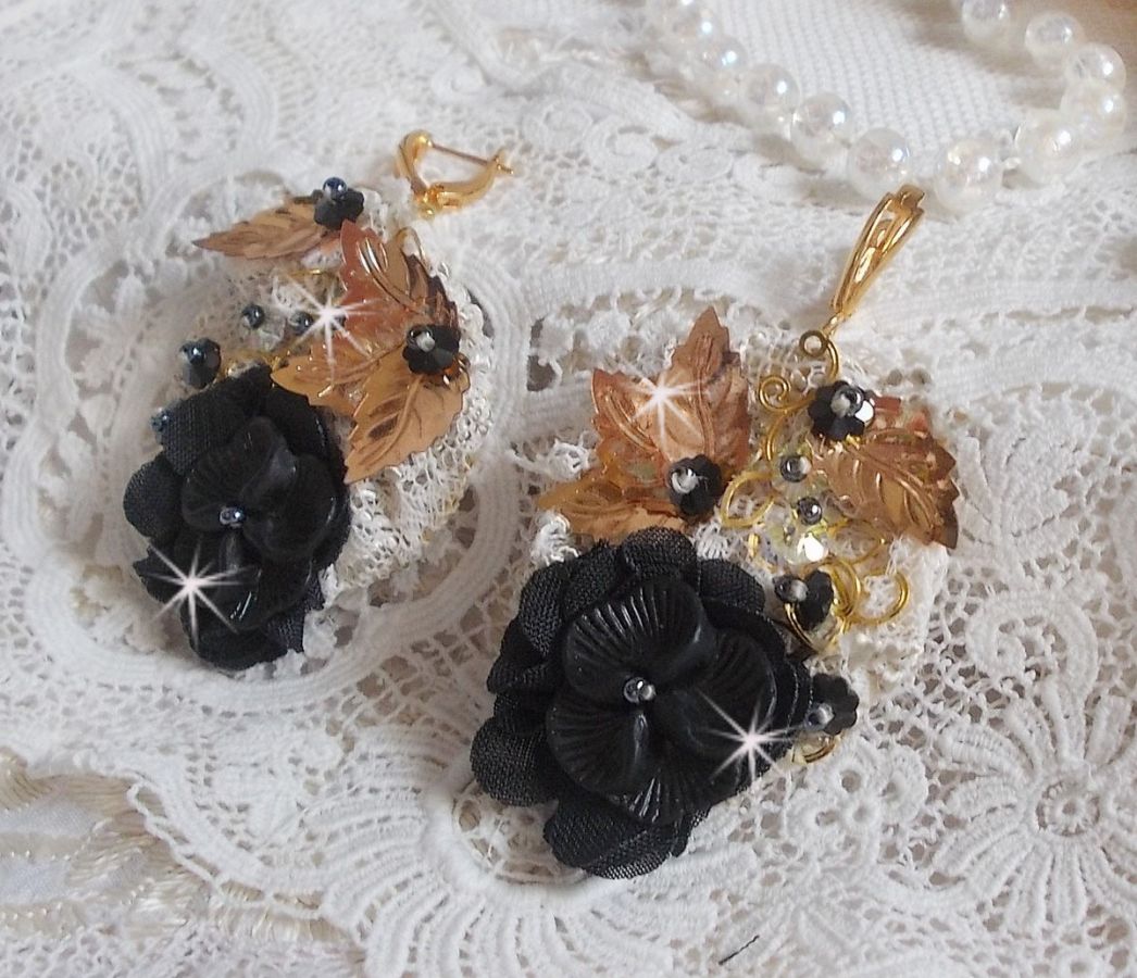 Apanhadores pretos e dourados Bordados ondulados com cristais Swarovski, flores de tecido e missangas de sementes.