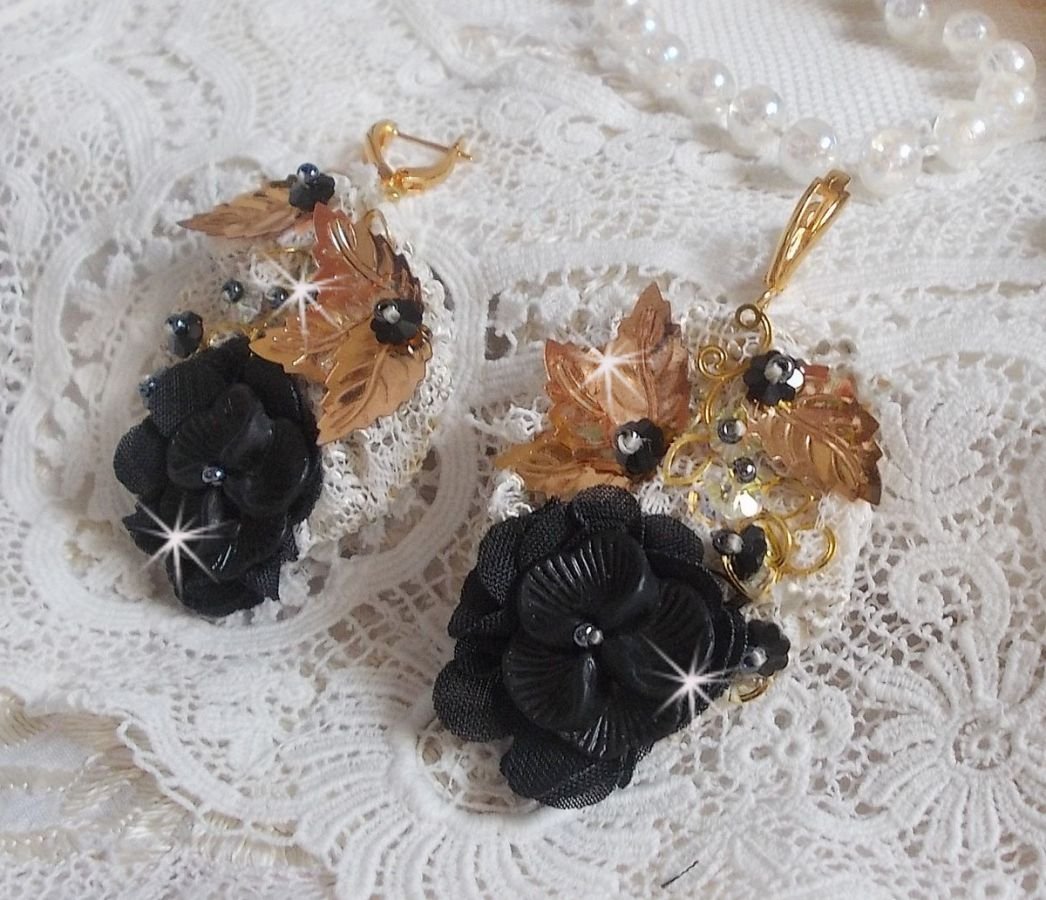 Apanhadores pretos e dourados Bordados ondulados com cristais Swarovski, flores de tecido e missangas de sementes.