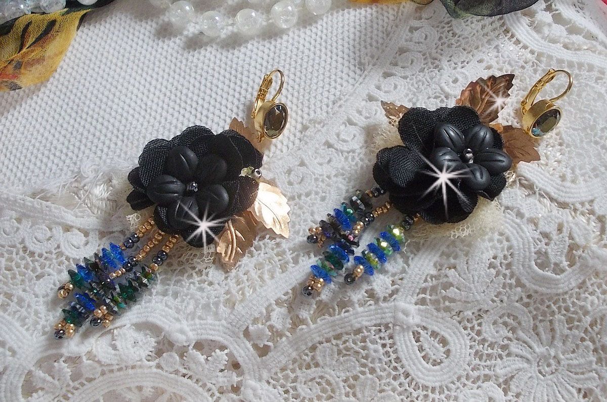 BO Borlas Preto e Ouro Dreamcatcher bordadas com renda fina e cristais Swarovski