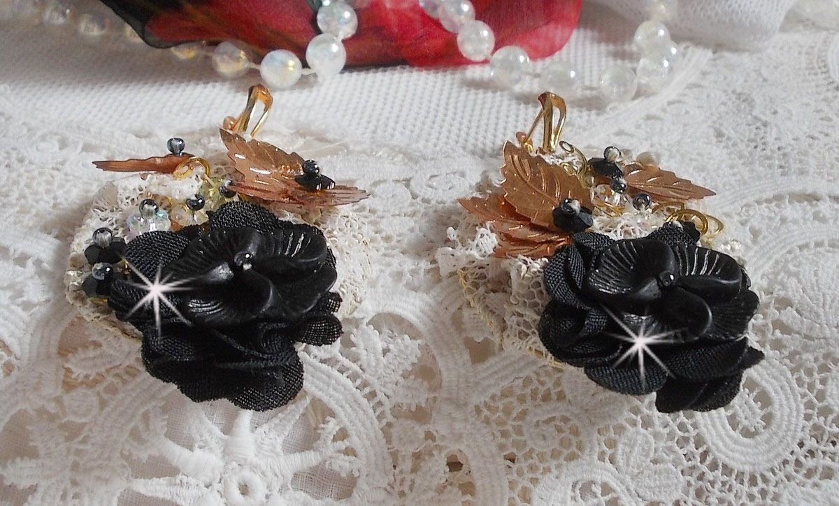Apanhadores pretos e dourados Bordados ondulados com cristais Swarovski, flores de tecido e missangas de sementes.