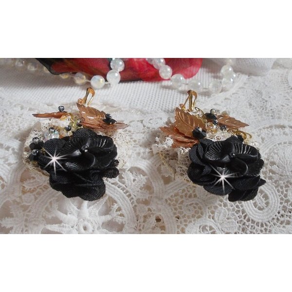 Apanhadores pretos e dourados Bordados ondulados com cristais Swarovski, flores de tecido e missangas de sementes.