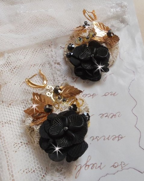 Apanhadores pretos e dourados Bordados ondulados com cristais Swarovski, flores de tecido e missangas de sementes.