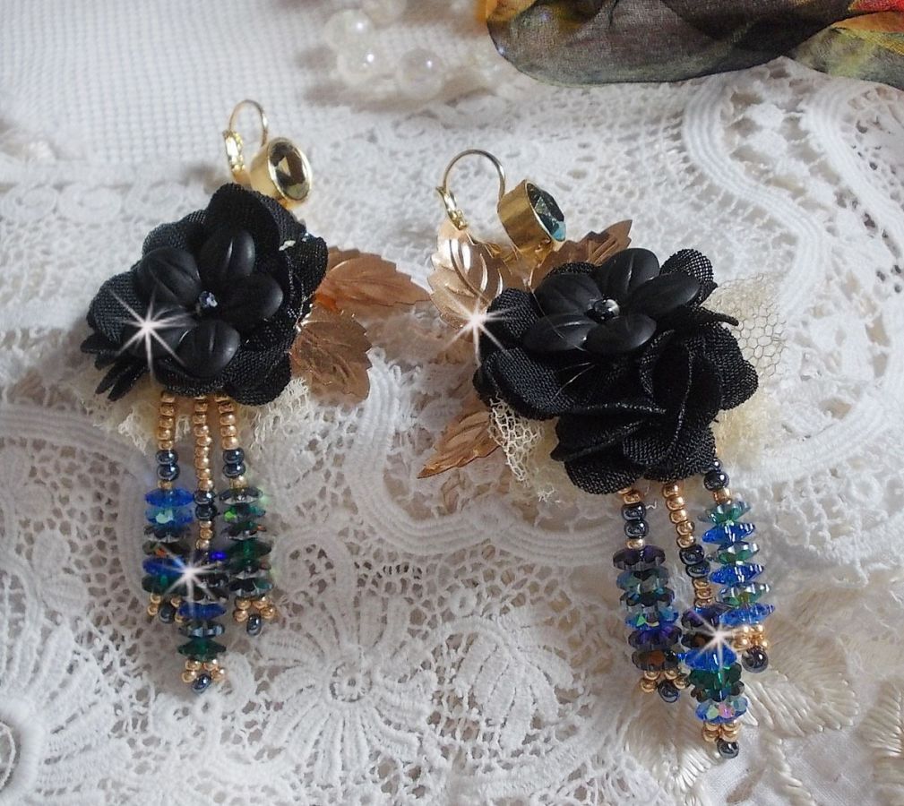 BO Borlas Preto e Ouro Dreamcatcher bordadas com renda fina e cristais Swarovski